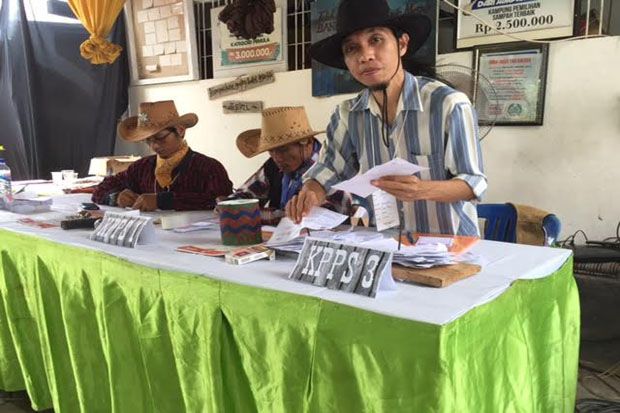 Anggota PPS di TPS Gunungsari Berpakaian Koboi