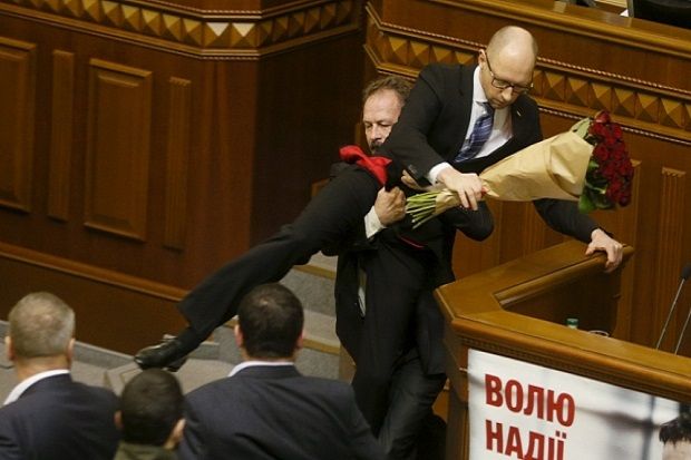 Berkelahi, PM Ukraina Diseret dari Podium Parlemen