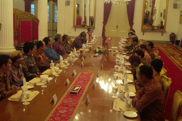 Presiden Jokowi Ngakak Bareng Komedian di Istana Negara