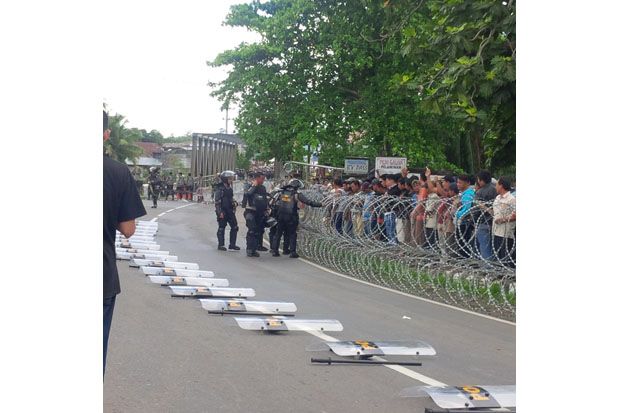 Blokade Kawat Berduri dan Brimob Kawal Ketat Pleno di KPU Mura