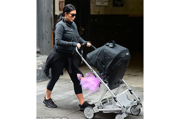 Kim Kardashian Ajak Jalan-jalan Bayi Saint West