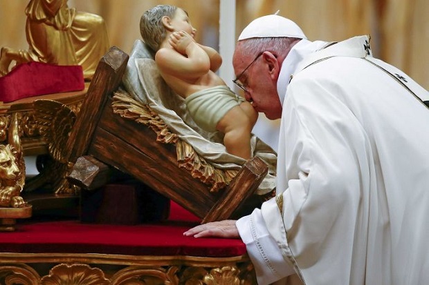 Pesan Misa Natal Paus: Umat Mabuk Kemewahan, Yesus Serukan Sederhana