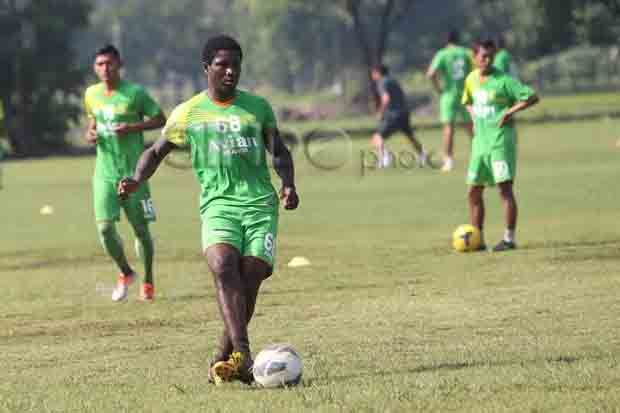 Emile Mbamba Tagih Surabaya United Bayar Utang Rp90 Juta