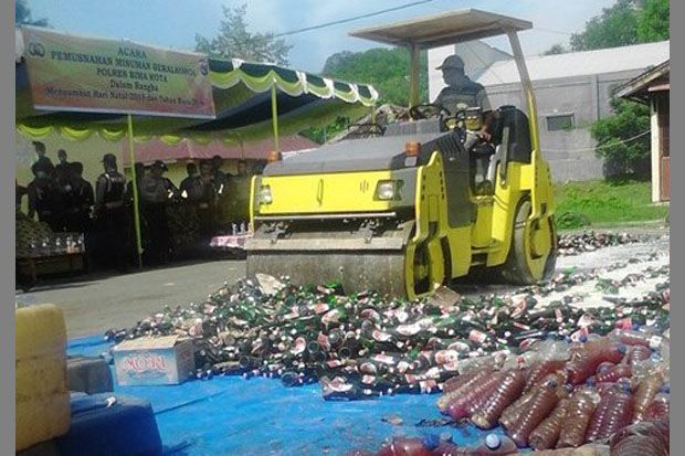 Polres Bima Kota Musnahkan Ribuan Botol Miras