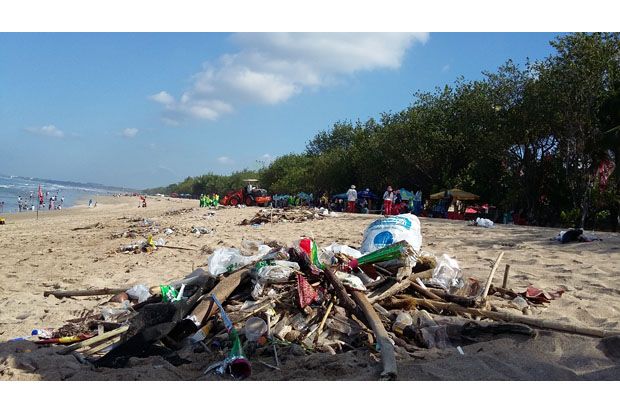 Pantai Kuta Dipenuhi 15 Ton Sampah Alat Berat Diturunkan