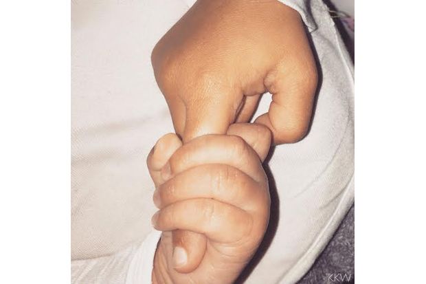Akhirnya, Kim Kardashian Sebarkan Foto Bayinya