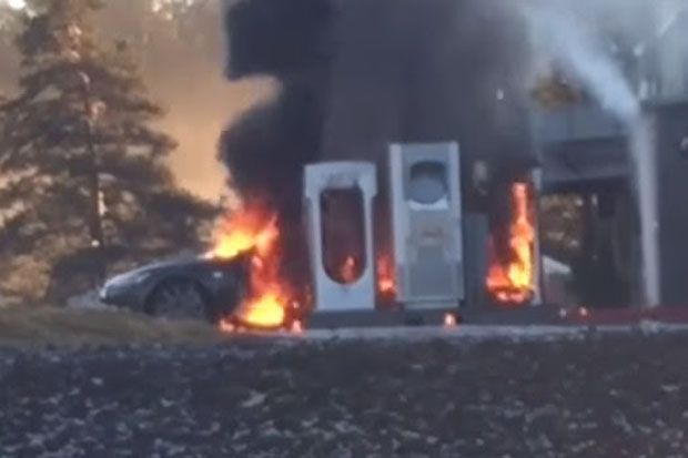 Mobil Listrik Tesla Terbakar Saat Isi Baterai