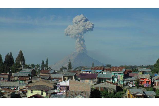 Gunung Sinabung Semburkan Abu Vulkanik Setinggi 2.000 Meter