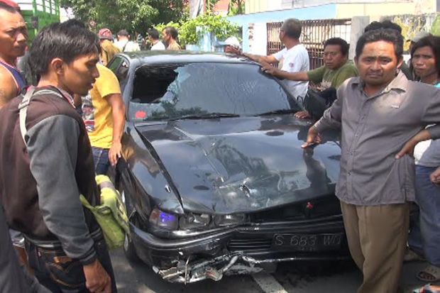 Diduga Balapan, Mobil Pejabat Tabrak Pengendara Motor hingga Tewas