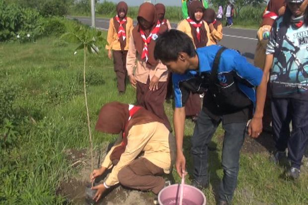 Pelajar Tanam Pohon di Sepanjang Jalan Menuju Makam Gus Dur