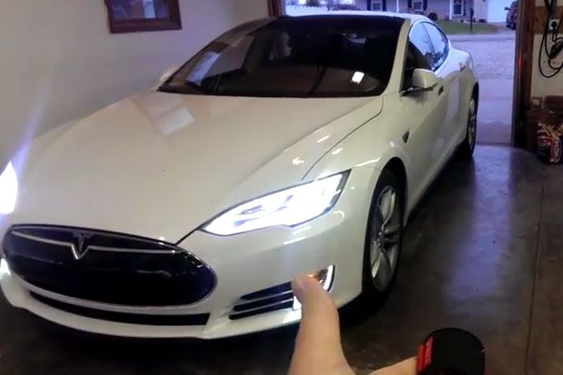 Tesla Model S Bisa Parkir Sendiri
