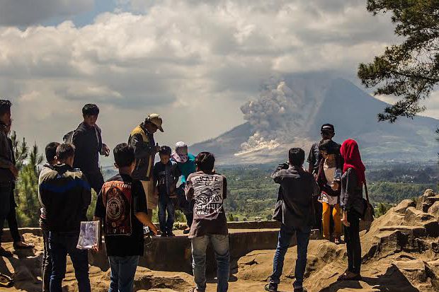 Wisata Bukit Gundaling Bisa Saksikan Letusan Gunung Sinabung