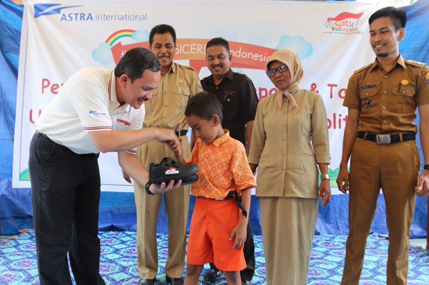 Astra Bagikan 3.000 Pasang Sepatu dan 500 Tas di Tolitoli-Mentawai