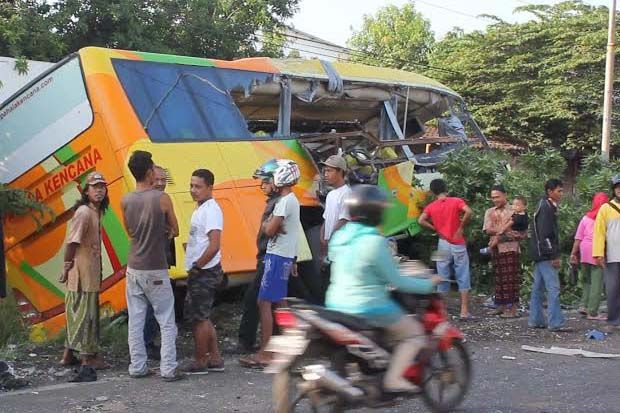 Bus Jakarta-Malang Ditabrak Truk Tangki, 1 Tewas