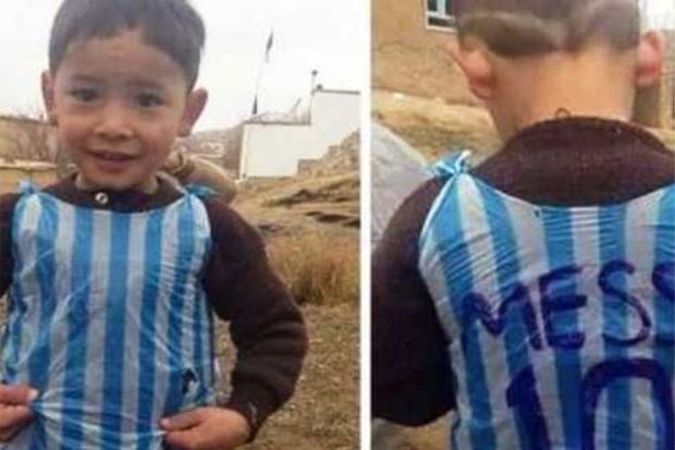 Penggemar Messi Berkaus Kantung Plastik itu Akhirnya Ditemukan