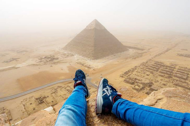 Remaja Jerman Nekat Panjat Piramida Giza Mesir