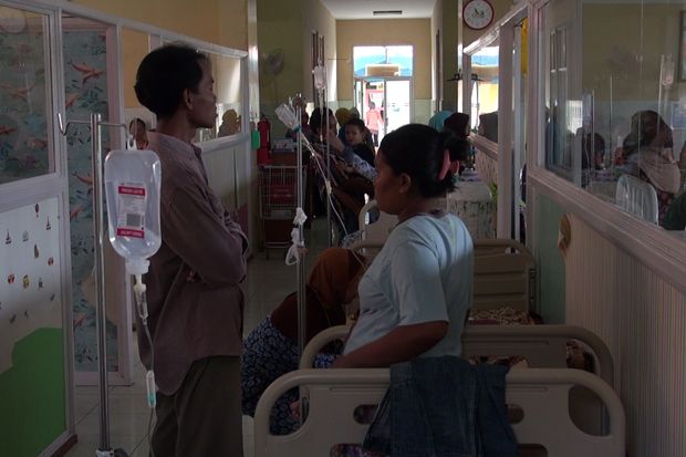 Ruangan Penuh, Pasien Demam Berdarah Dirawat di Lorong RSUD Indramayu