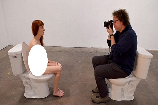 Atas Nama Seni, Wanita AS Duduk 10 Jam Tanpa Busana di Toilet