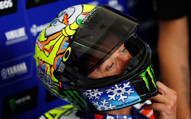 Pesan Tersembunyi di Corak Helmet Snowman Valentino Rossi