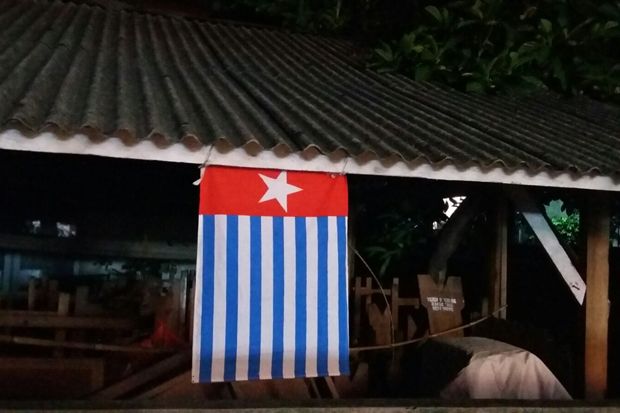 Bendera OPM Terpasang di Depan Sekolah di Kuta