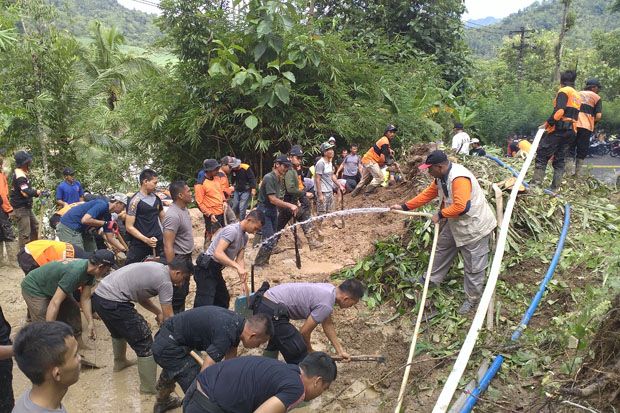 Tebing Longsor Tutup Jalan Alternatif Yogyakarta-Purworejo