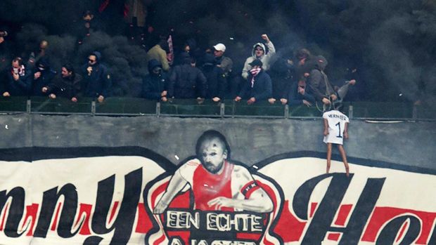 Menjerat Boneka Kiper, Aksi Suporter Ajax Tergolong Kriminal