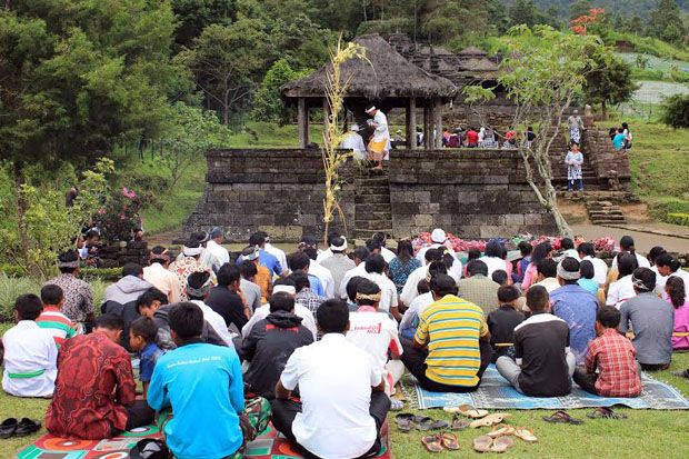 Umat Hindu Karanganyar Rayakan Galungan di Candi Cetho