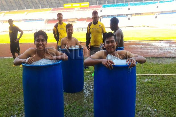 Antisipasi Cedera, Skuat Sriwijaya FC Jalani Terapi Berendam di Es