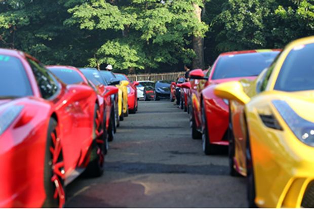 Parade 74 Ferrari Kelilingi Kota Cirebon dan Bandung