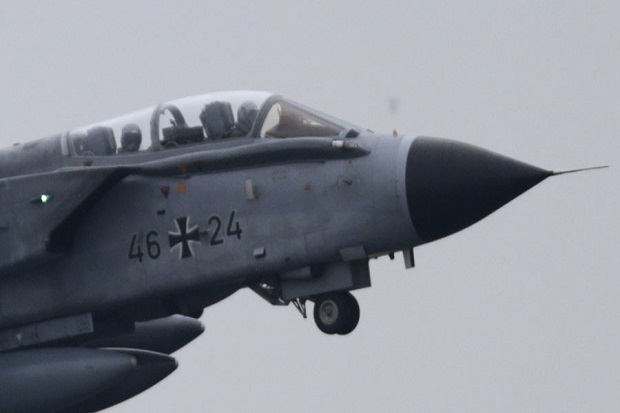 Jet Su-35 Rusia Bayangi Jet Tornado Jerman di Langit Suriah