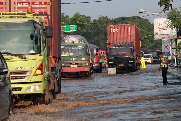 Banjir Kembali Lumpuhkan Pantura, 1 Orang Tewas Terseret Arus