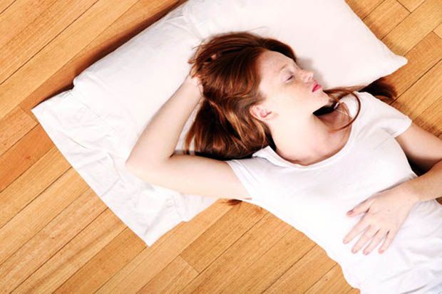 9 Keuntungan Tidur di Lantai buat Kesehatan