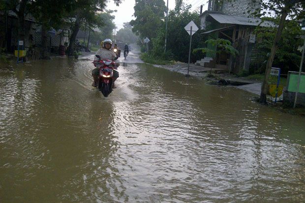 Sungai Kemuning Meluap, Banjir Rendam Ruas Jalan