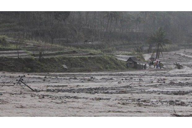 Lahar Dingin Kelud Hancurkan Pipa PDAM