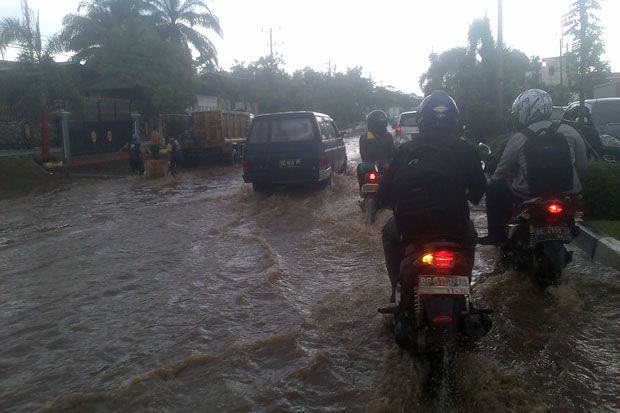 Hujan Deras, Jalur Lamongan-Mojokerto Terendam Banjir