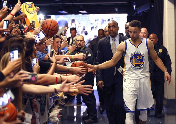 Lemparan 3 Angka Curry di Kandang Magic Cetak Sejarah NBA