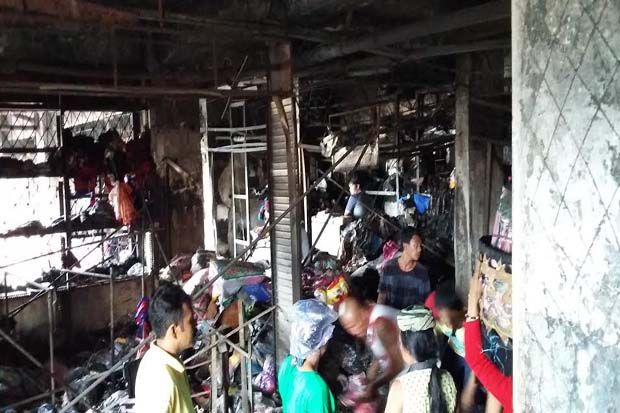 Pedagang Pasar Badung Mengais Sisa Kebakaran