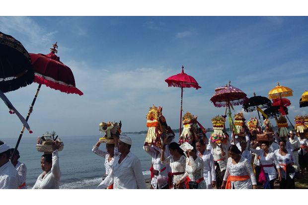 Rayakan Melasti, Ribuan Umat Hindu di Denpasar Padati Pantai Padang Galak