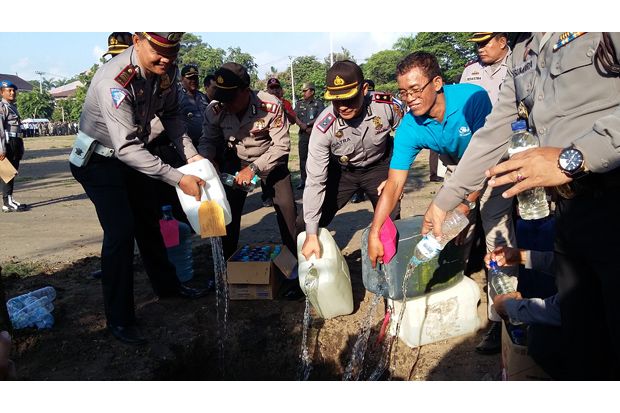 Jelang Nyepi Polresta Denpasar Musnahkan Ratusan Liter Arak