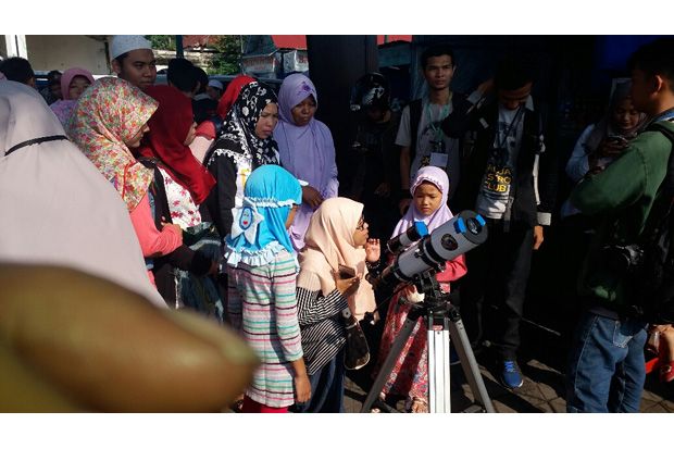 Berdesakan, Warga Yogyakarta Teropong Gerhana Matahari