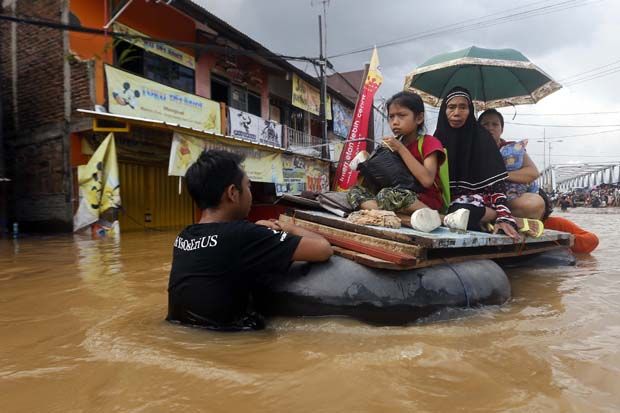 Petugas Terus Evakuasi Korban Banjir Kabupaten Bandung