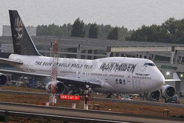 Pesawat Iron Maiden Rusak Parah Akibat Tabrak Truk