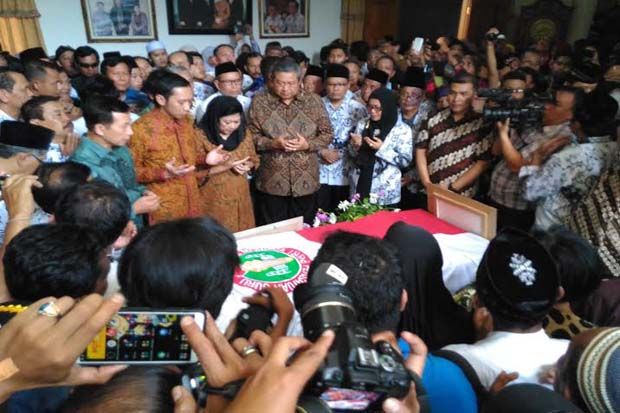 SBY Beri Penghormatan Terakhir kepada Jenazah Sulistio