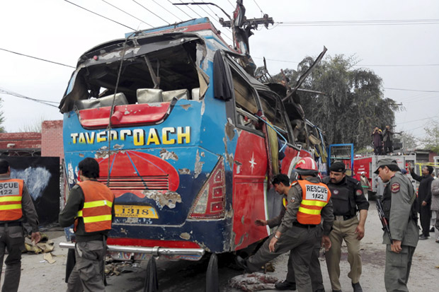 Bom Hantam Bus PNS Pakistan, 15 Tewas