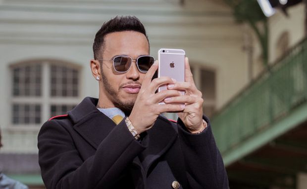 Gara-gara Selfie, Lewis Hamilton Diusir dari Kasino