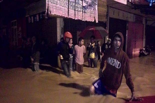 Banjir Hantam Padang, Ratusan Rumah Terendam