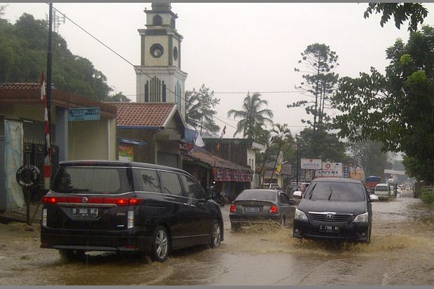 Banjir Cileuncang, Lalin Bandung-Garut Tersendat