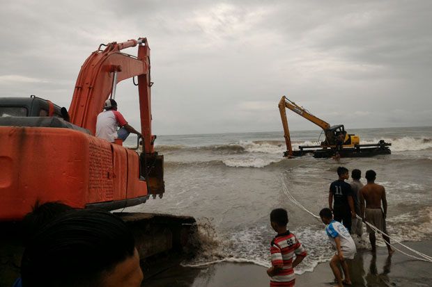Nelayan Purus Evakuasi Alat Berat yang Hanyut di Laut