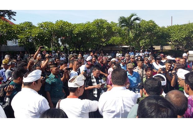 Ribuan Sopir Taksi di Bali Berdemo sambil Berjoget