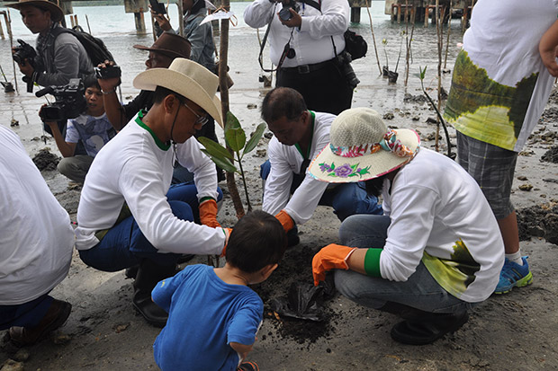 Cegah Abrasi, Pertamina Tanam 25.000 Mangrove di Sorong